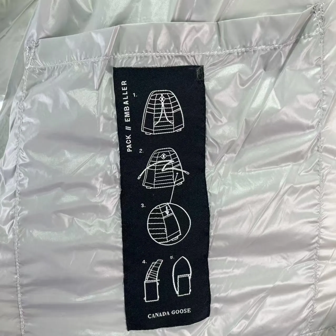 P840 𝑪𝒂𝒏𝒂𝒅𝒂 𝑮𝒐𝒐𝒔𝒆 Canada Goose 2227 Silver White Red Label Canada Goose Crofton Series Crofton Series Ski Season Logo Solid Color Glossy Hooded Waterproof Windproof Ultra-Light Down Jacket Men's Style: Silver